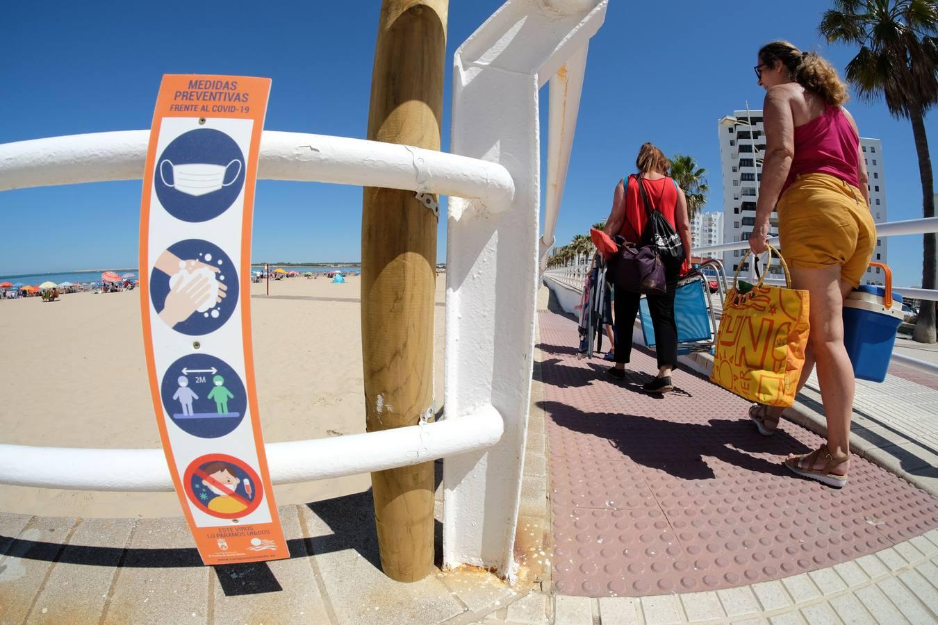 En imágenes, la playa de Valdelagrana el primer día de «nueva normalidad»