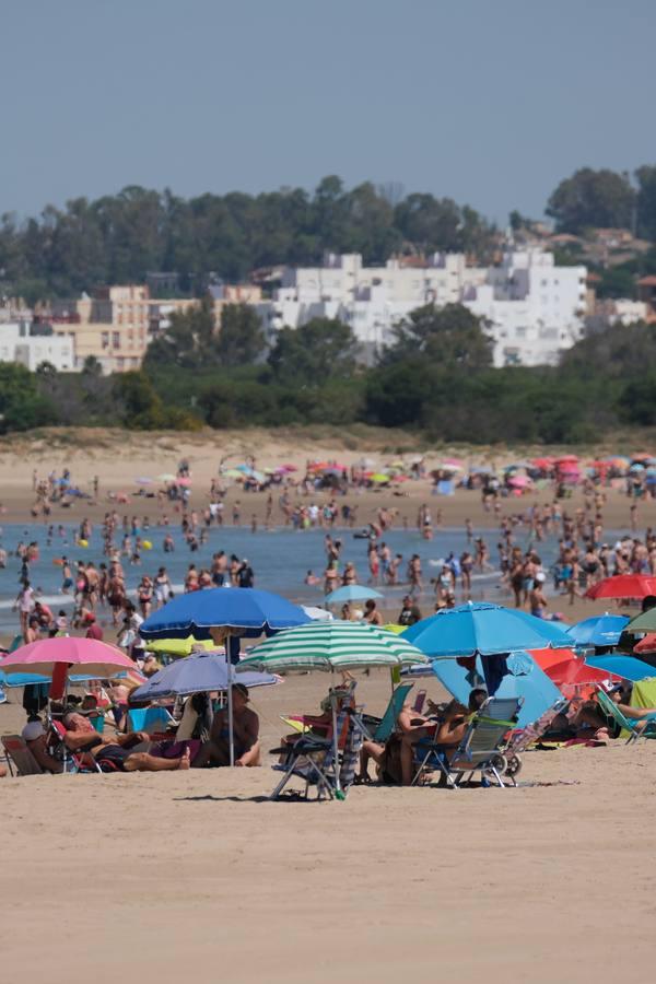 En imágenes, la playa de Valdelagrana el primer día de «nueva normalidad»