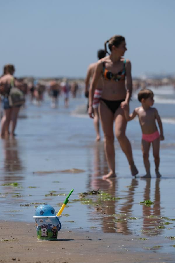 En imágenes, la playa de Valdelagrana el primer día de «nueva normalidad»