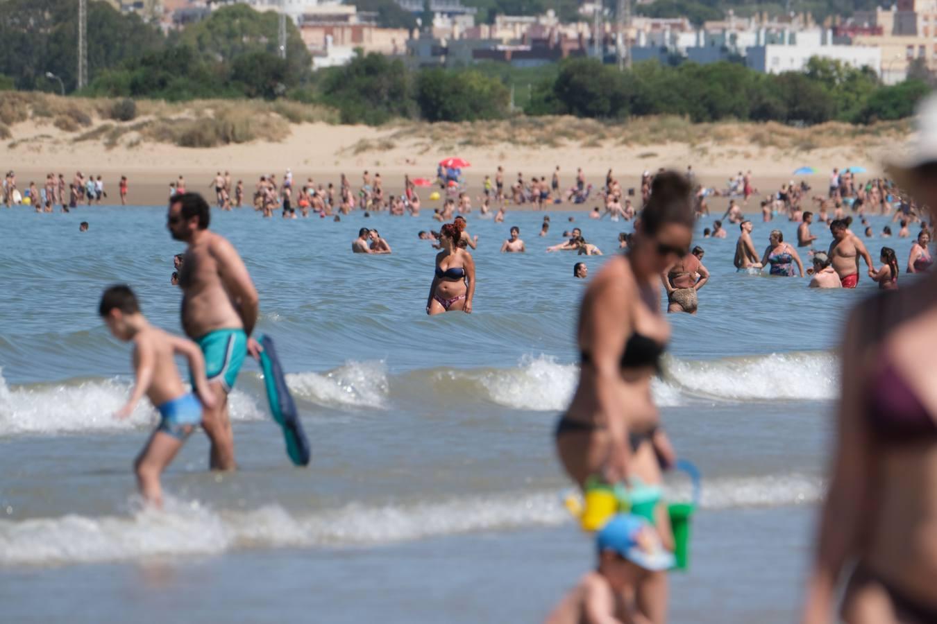 En imágenes, la playa de Valdelagrana el primer día de «nueva normalidad»