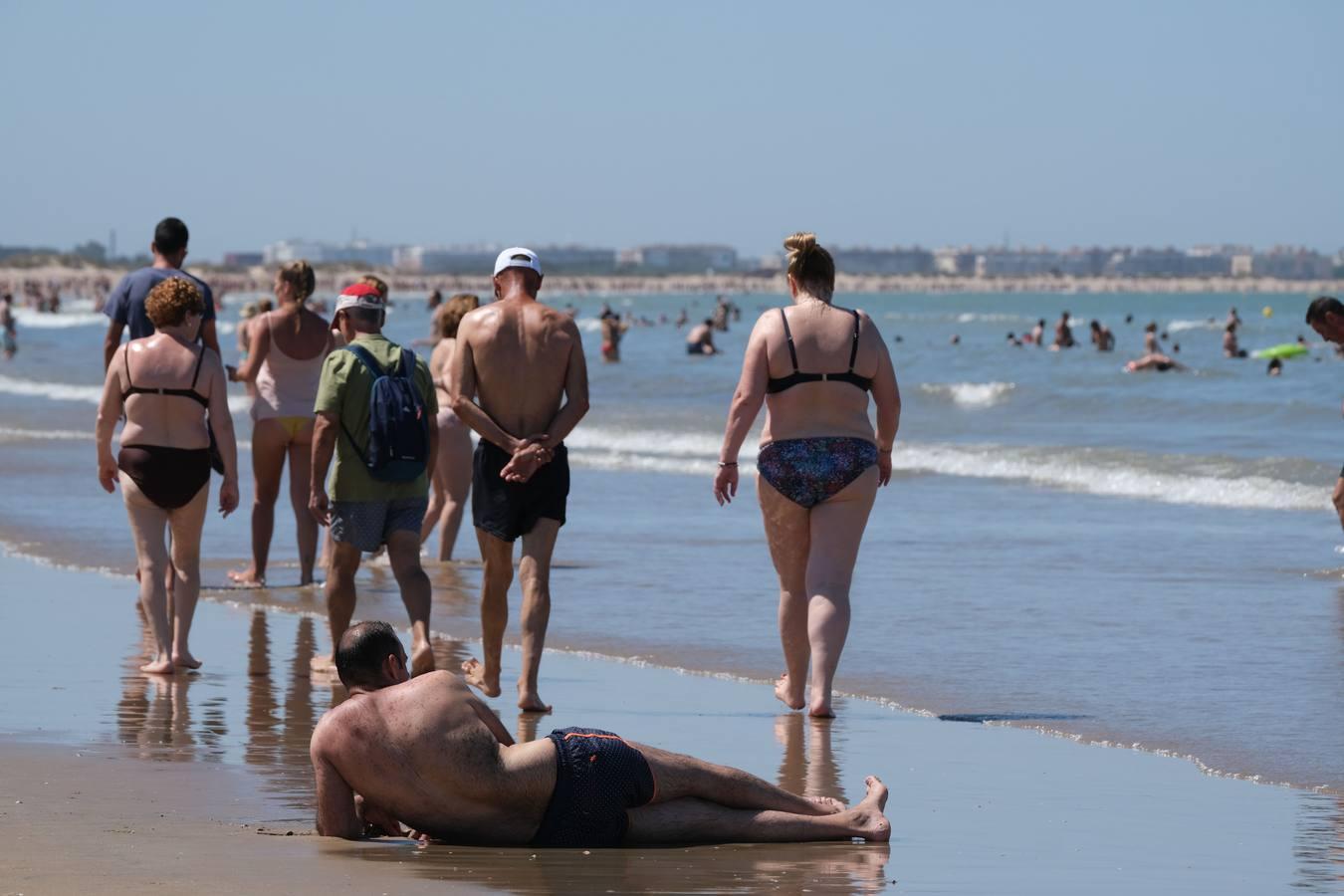 En imágenes, la playa de Valdelagrana el primer día de «nueva normalidad»