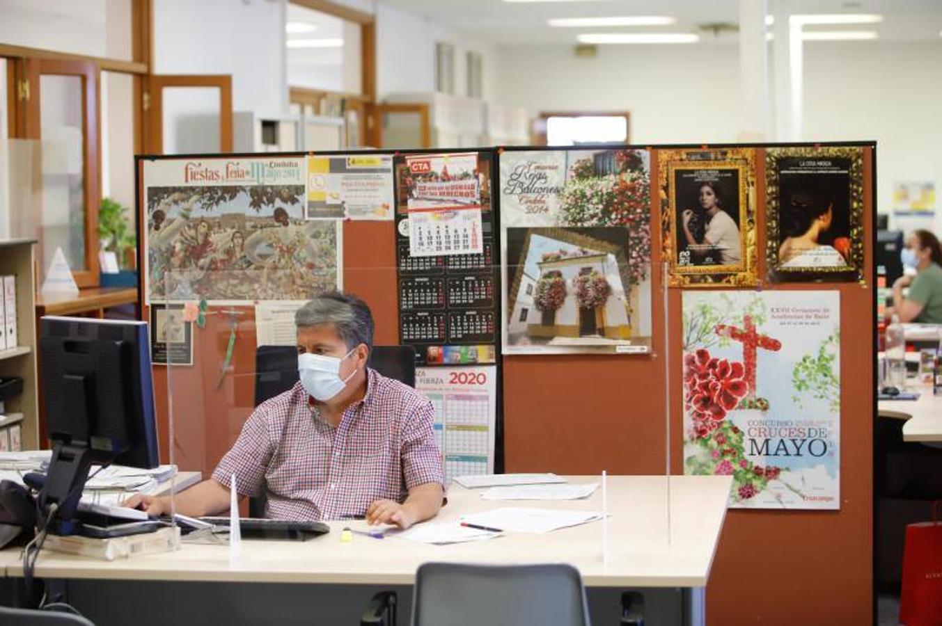 La vuelta de los trabajadores municipales al Ayuntamiento de Córdoba, en imágenes