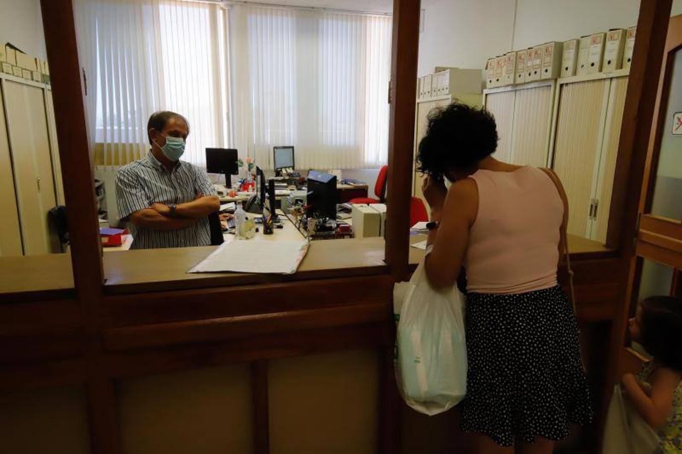 La vuelta de los trabajadores municipales al Ayuntamiento de Córdoba, en imágenes