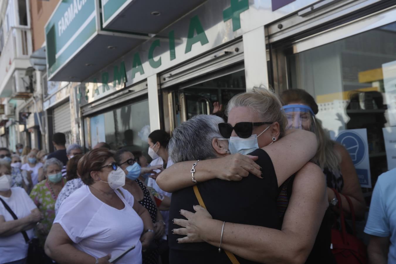 Silencio, lágrimas y aplausos en homenaje a Alfredo, en Cádiz