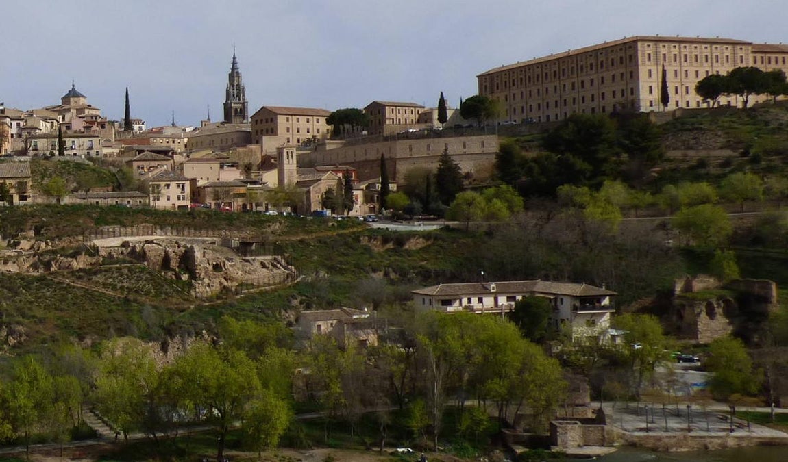 Baños de Tenerías bajo la iglesia de San Sebastián. Más abajo, a la derecha, los de San Sebastián de Yuso. En la orilla del río, restos de antiguos batanes de San Sebastián en 2015. FOTO RAFAEL DEL CERRO. 