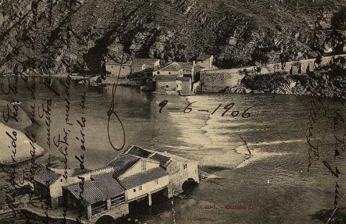 Presa situada entre los batanes de San Sebastián (abajo de la imagen) y los molinos de Romayla la Nueva en la orilla opuesta. Postal con una foto de Garcés (ca. 1906). Archivo Municipal de Toledo. 