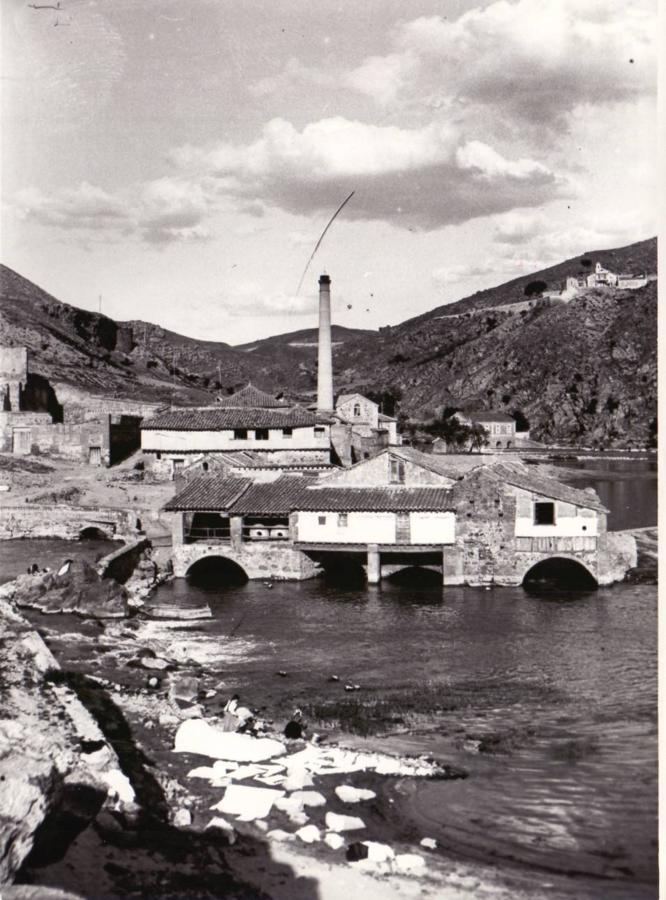 Molinos y batanes de San Sebastián en la orilla derecha. Al fondo la chimenea de la central de vapor que levantó La Electricista Toledana en la Incurnia en 1897. Foto Rodriguez. Colección particular. 