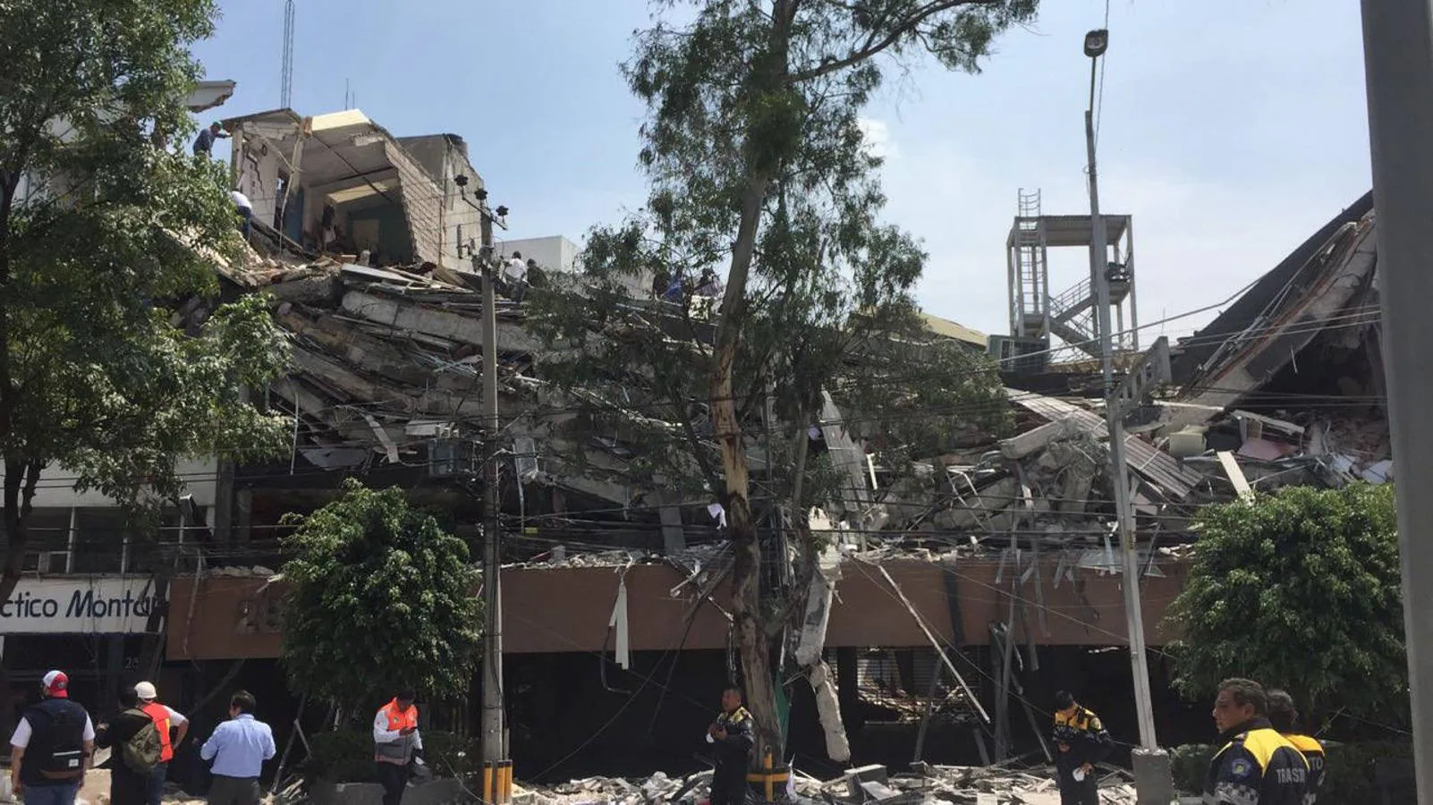 En 2017, tras un sismo de magnitud 7,1 en la escala abierta de Richter que sacudió hoy fuertemente la capital mexicana y causó escenas de pánico justo cuanto se cumplen 32 años de poderoso terremoto que provocó miles de muertes en Ciudad de México (México).. 