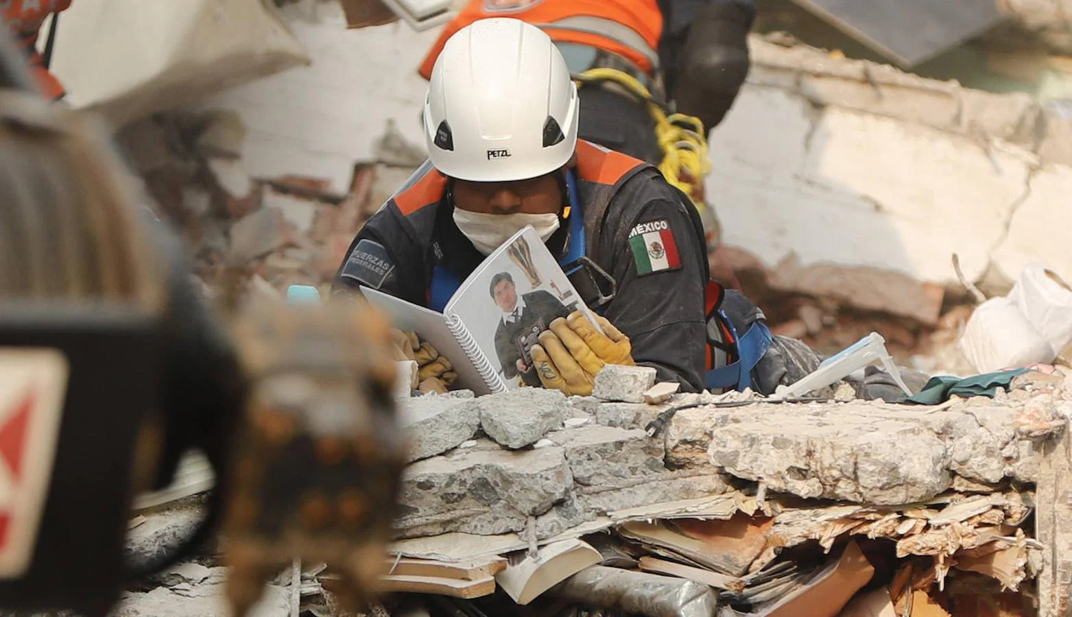 Otras cuatro personas perdieron la vida el 23 de septiembre, cuando un sismo de 6,1 en el sur de México disparó la alerta sísmica en la capital.. 