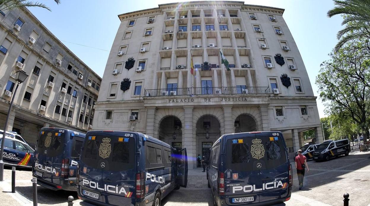 Fuerte dispositivo policial en el comienzo del juicio contra el «Pollino» por el crimen de Dos Hermanas