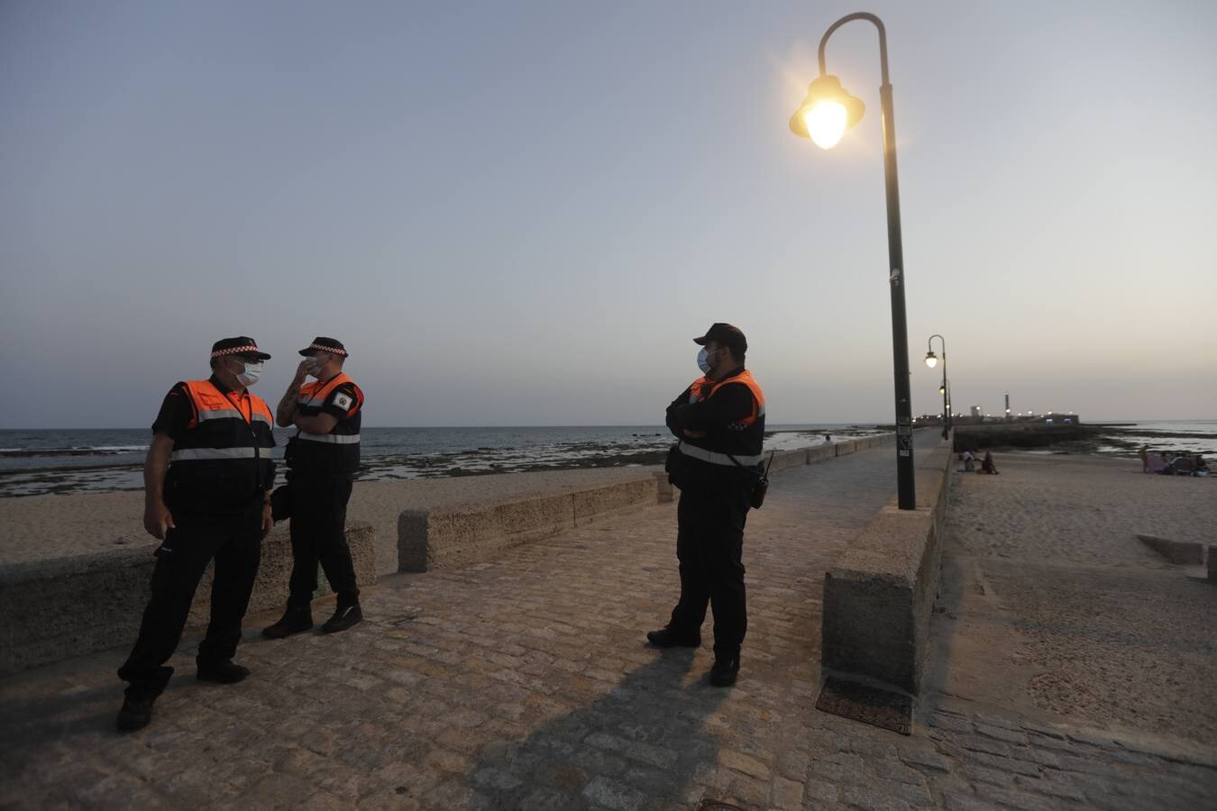 Noche de San Juan 2021 en Cádiz: con mascarillas y sin hogueras en la playa