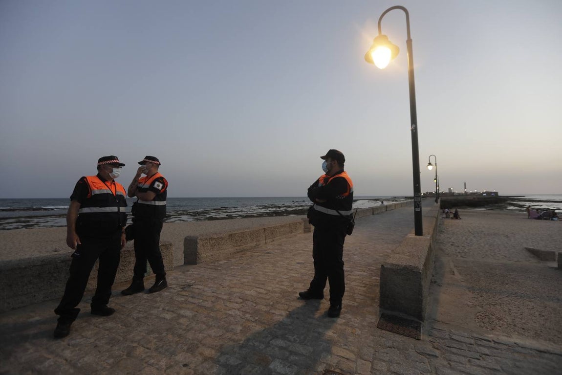 FOTOS: La noche de San Juan 2020 en Cádiz, marcada por el coronavirus