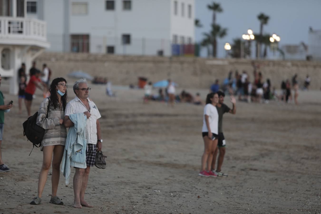 FOTOS: La noche de San Juan 2020 en Cádiz, marcada por el coronavirus