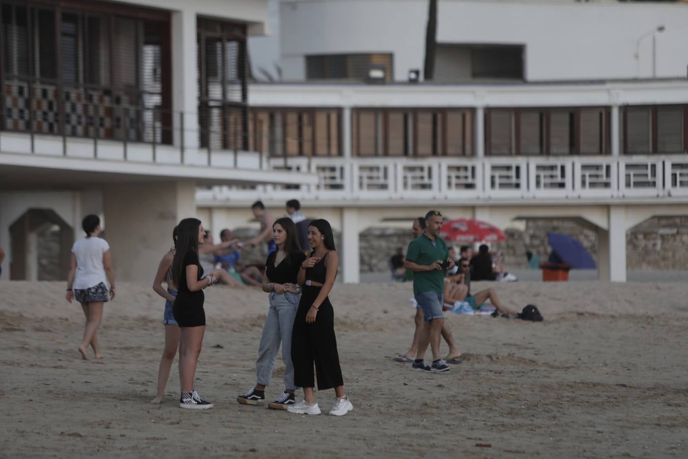 FOTOS: La noche de San Juan 2020 en Cádiz, marcada por el coronavirus