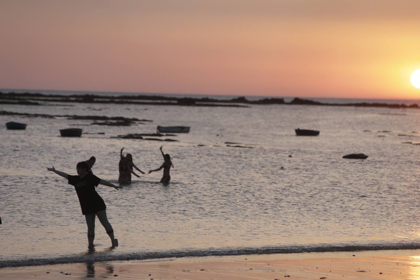 FOTOS: La noche de San Juan 2020 en Cádiz, marcada por el coronavirus