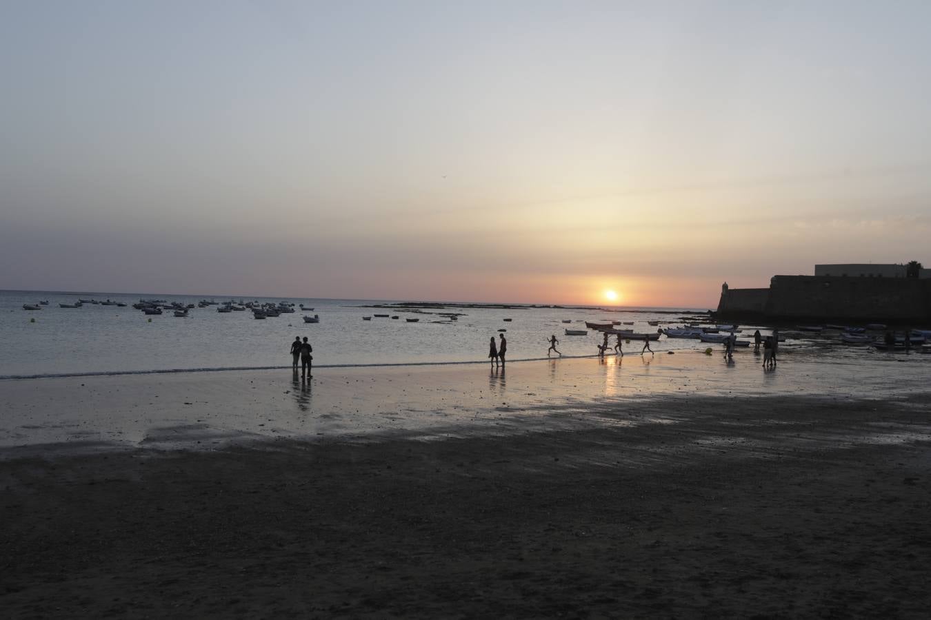 FOTOS: La noche de San Juan 2020 en Cádiz, marcada por el coronavirus