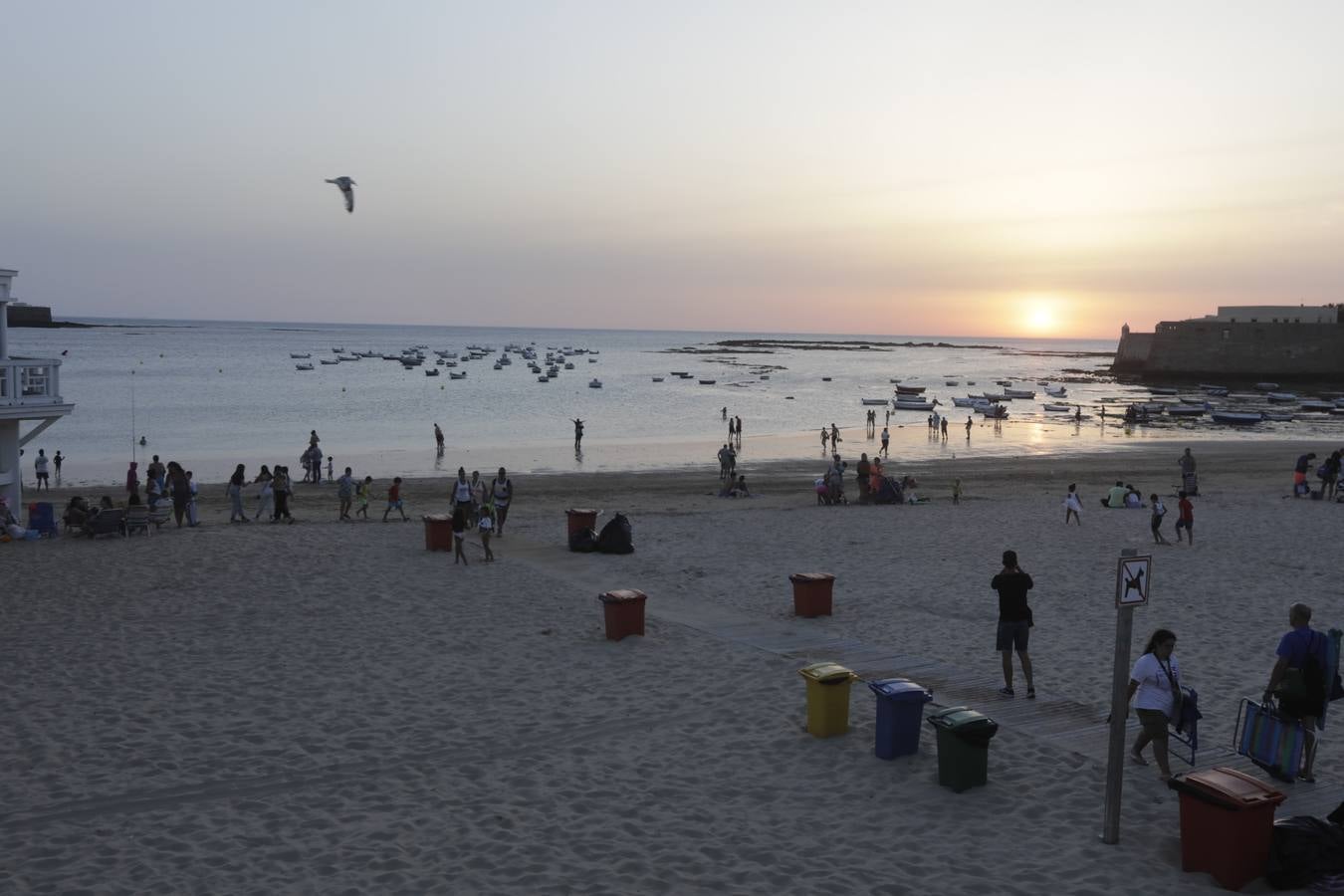 FOTOS: La noche de San Juan 2020 en Cádiz, marcada por el coronavirus