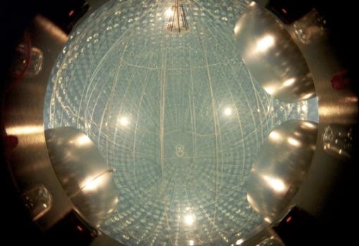 El experimento Borexino. Es un centelleador, un detector que capta los fotones que libera la colisión de neutrinos con las 300 toneladas de líquido que se encuentran en su interior