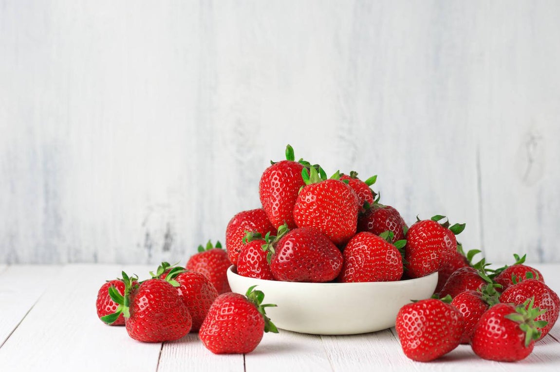 Fresas. La vitamina C no solo nos ayuda a regular la producción de melanina, sino que también favorece la formación de tejidos nuevos. Las f<a href="https://www.abc.es/bienestar/alimentacion/abci-fresa-201909240903_noticia.html">resas </a>pueden ser una opción fresquita para tomarla, ya que, según datos de la Bedca, de cada 100 gramos, 60 miligramos son de esta vitamina.