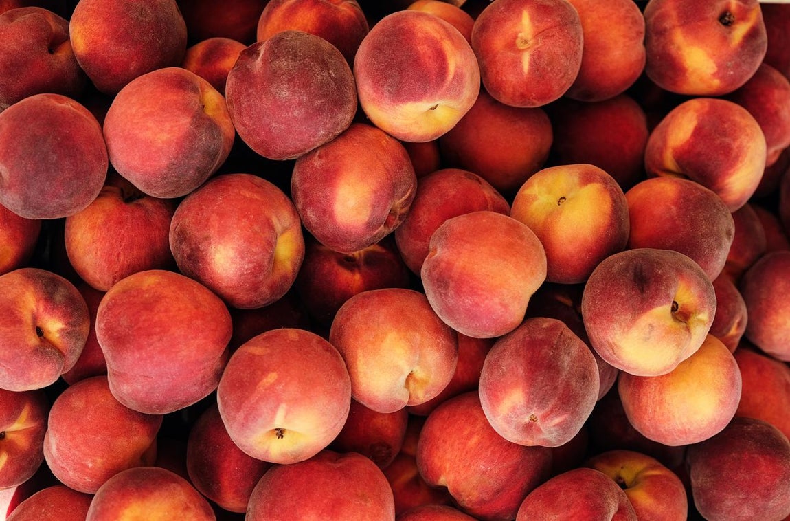 Melocotón. <a href="https://www.abc.es/bienestar/alimentacion/abci-melocoton-202006161325_noticia.html">Los melocotones</a>, debido a su color anaranjado y rojizo, ayudan a nuestra piel. Son ricos en betacarotenos (17 gramos según la Bedca), así como en vitamina C (8 miligramos por cada 100 gramos).