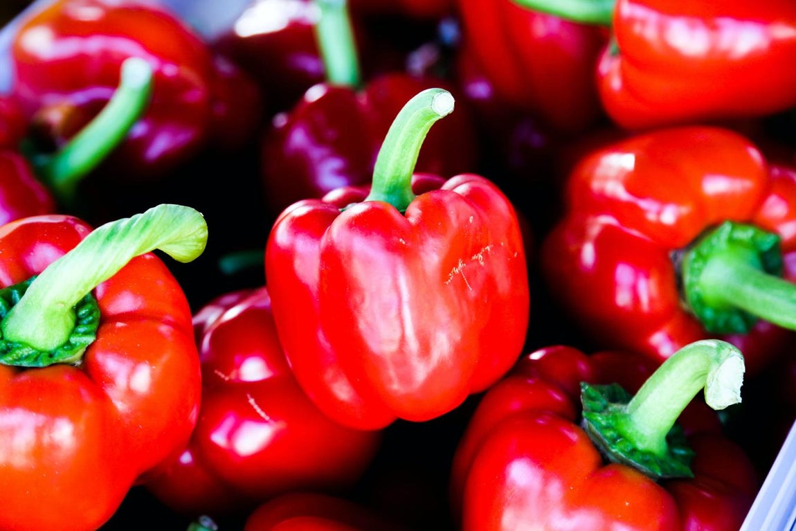 Pimiento. El pimiento es uno de los alimentos que más ayuda a nuestra piel frente al contacto con el sol. Rico tanto en batacarotenos y vitamina C (90 microgramos por cada 100 gramos y 152 miligramos por cada 100 gramos, respectivamente, según la Bedca) nos ayuda tanto a conservar el moreno como a frenar el envejecimiento de la piel.