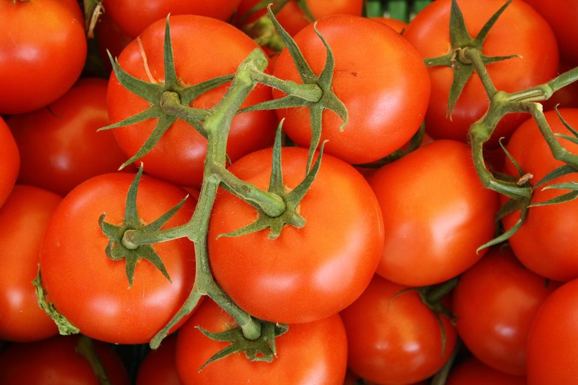Tomate. Si se suele asociar el <a href="https://www.abc.es/bienestar/alimentacion/abci-tomate-202002121421_noticia.html">consumo de tomates </a>al cuidado de la piel, es porque estos son ricos en licopeno, que ayuda a combatir los problemas de arrugas y envejecimiento de la piel.