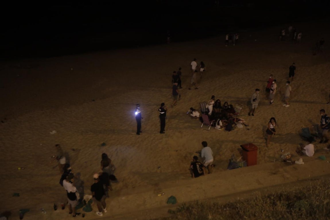 FOTOS: Unos 1.000 jóvenes son desalojados de la playa en Cádiz cuando hacían botellón por San Juan