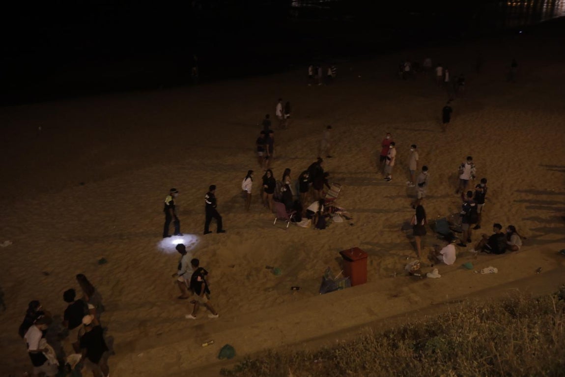 FOTOS: Unos 1.000 jóvenes son desalojados de la playa en Cádiz cuando hacían botellón por San Juan