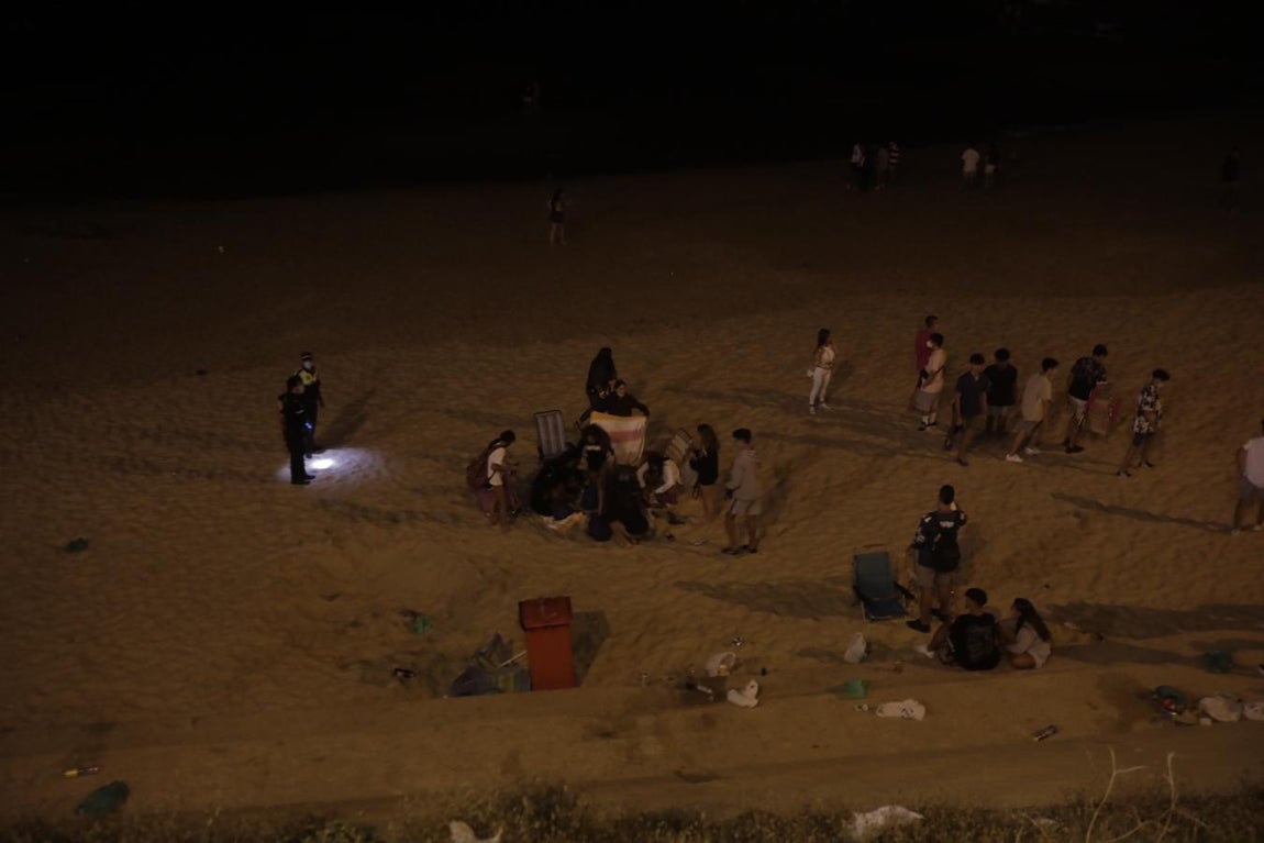 FOTOS: Unos 1.000 jóvenes son desalojados de la playa en Cádiz cuando hacían botellón por San Juan