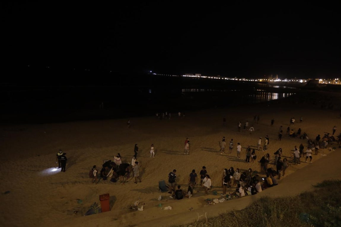 FOTOS: Unos 1.000 jóvenes son desalojados de la playa en Cádiz cuando hacían botellón por San Juan