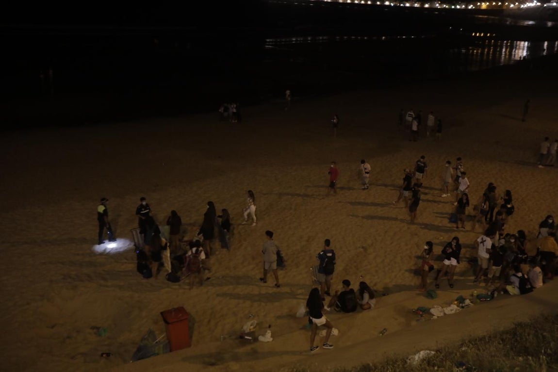 FOTOS: Unos 1.000 jóvenes son desalojados de la playa en Cádiz cuando hacían botellón por San Juan