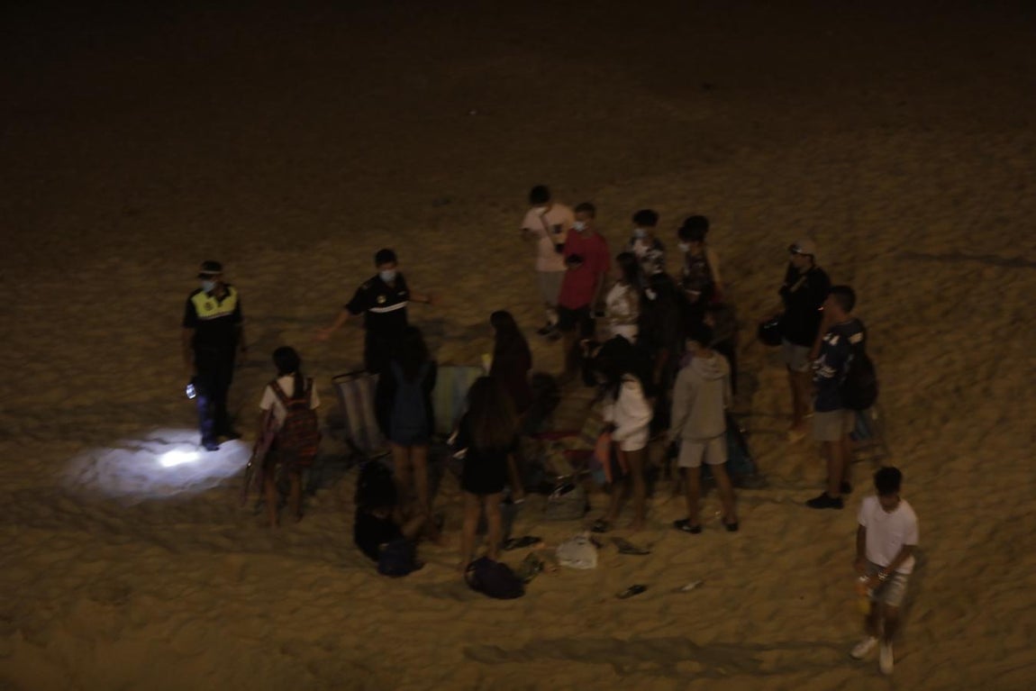 FOTOS: Unos 1.000 jóvenes son desalojados de la playa en Cádiz cuando hacían botellón por San Juan