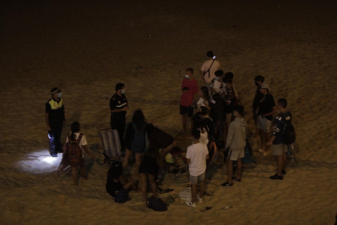 FOTOS: Unos 1.000 jóvenes son desalojados de la playa en Cádiz cuando hacían botellón por San Juan