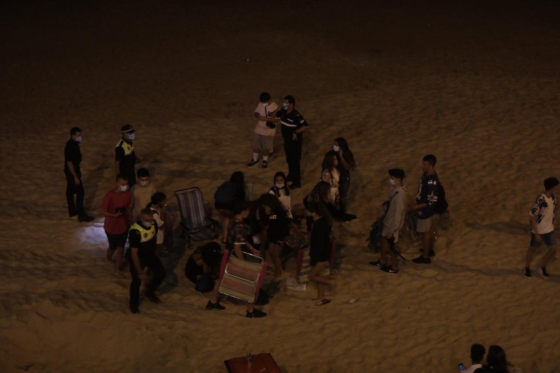 FOTOS: Unos 1.000 jóvenes son desalojados de la playa en Cádiz cuando hacían botellón por San Juan