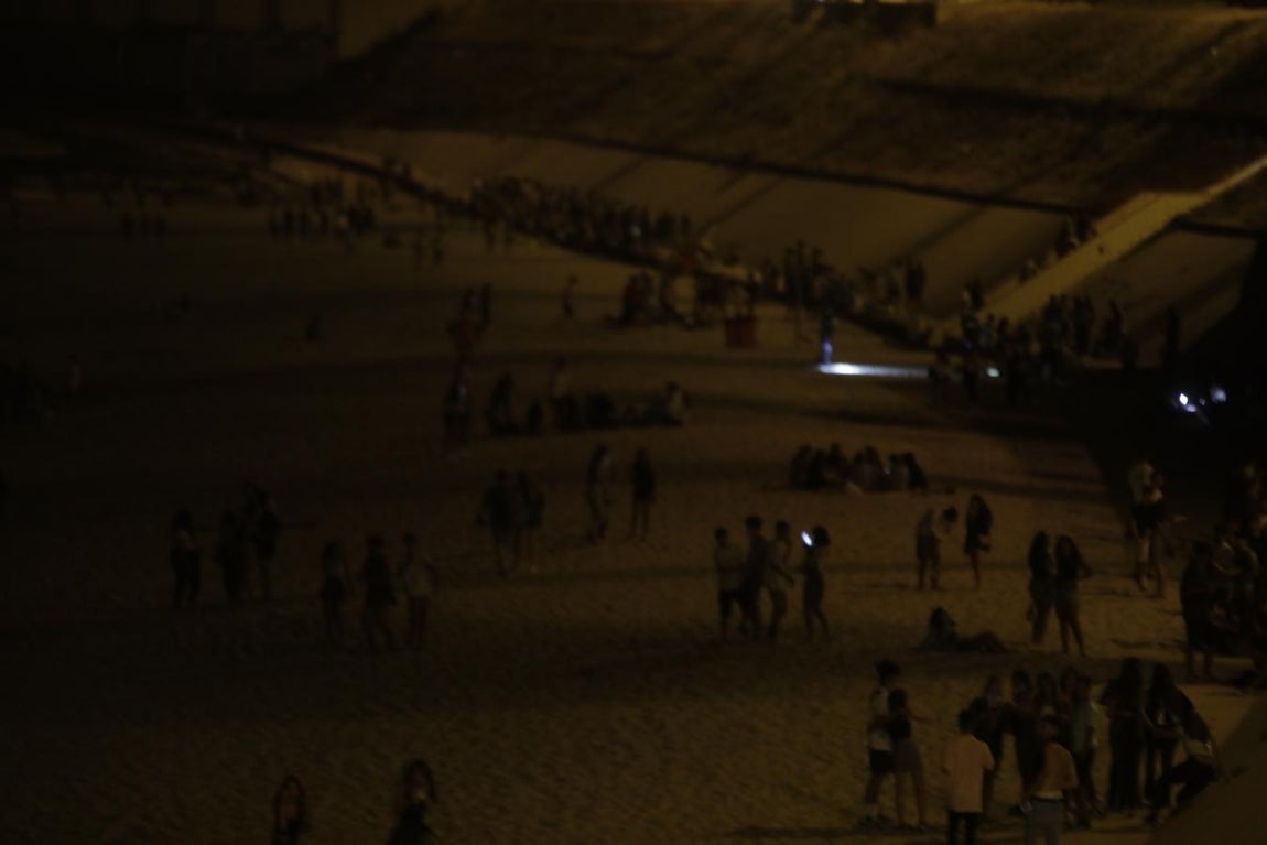 FOTOS: Unos 1.000 jóvenes son desalojados de la playa en Cádiz cuando hacían botellón por San Juan