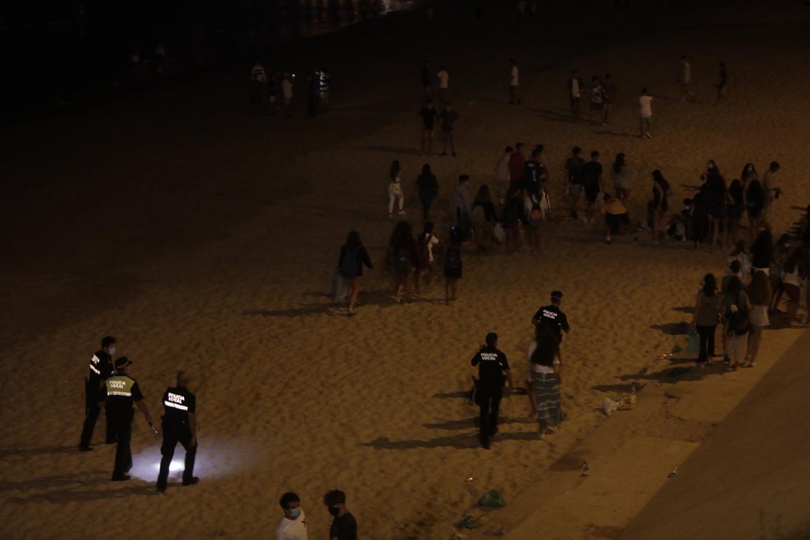 FOTOS: Unos 1.000 jóvenes son desalojados de la playa en Cádiz cuando hacían botellón por San Juan