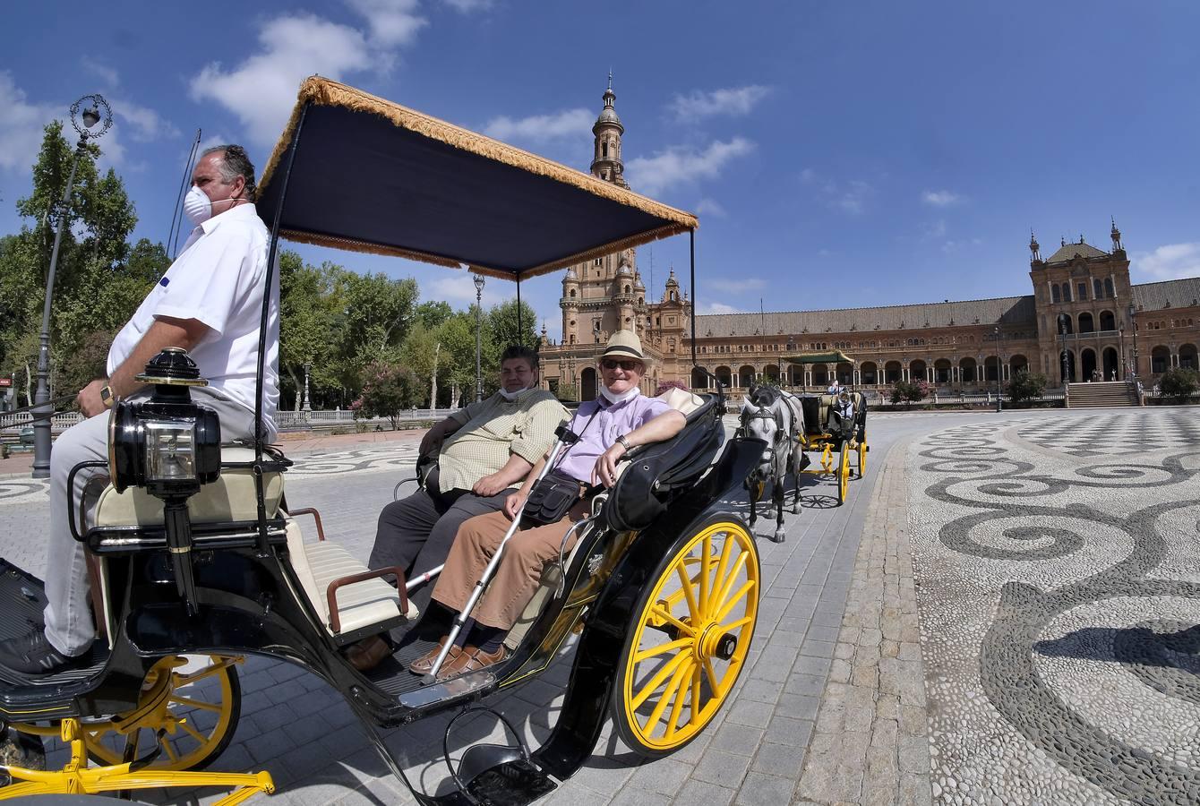 Un paseo solidario para los residentes del Hospital de la Caridad, en fotos