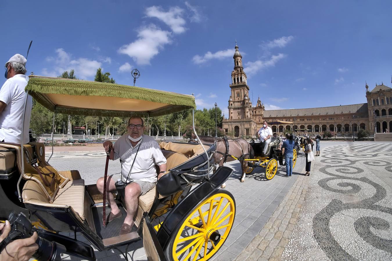 Un paseo solidario para los residentes del Hospital de la Caridad, en fotos