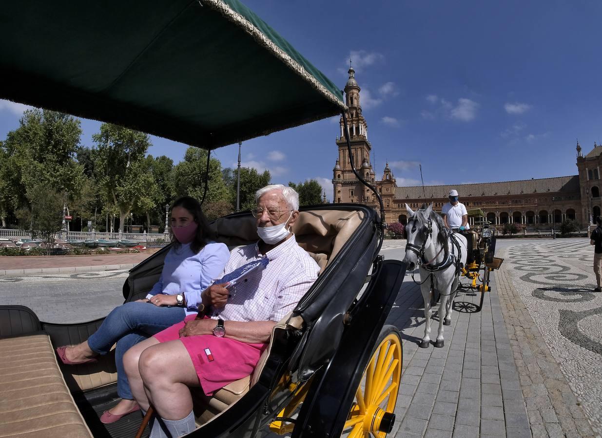 Un paseo solidario para los residentes del Hospital de la Caridad, en fotos