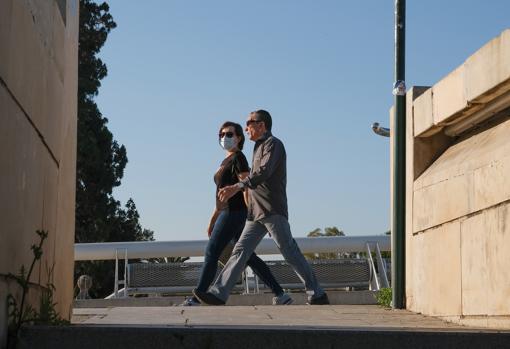 Imagen de una pareja paseando por el centro de Valencia