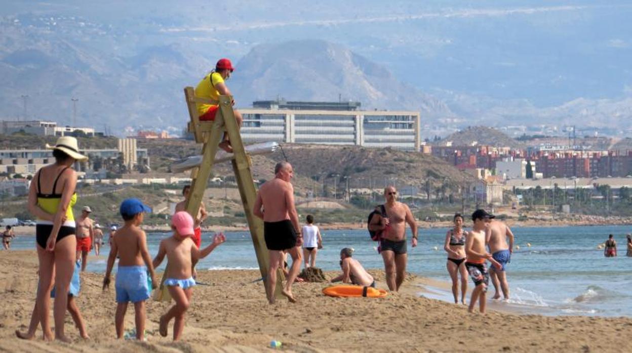 Bañistas y un socorrista en una playa de Alicante