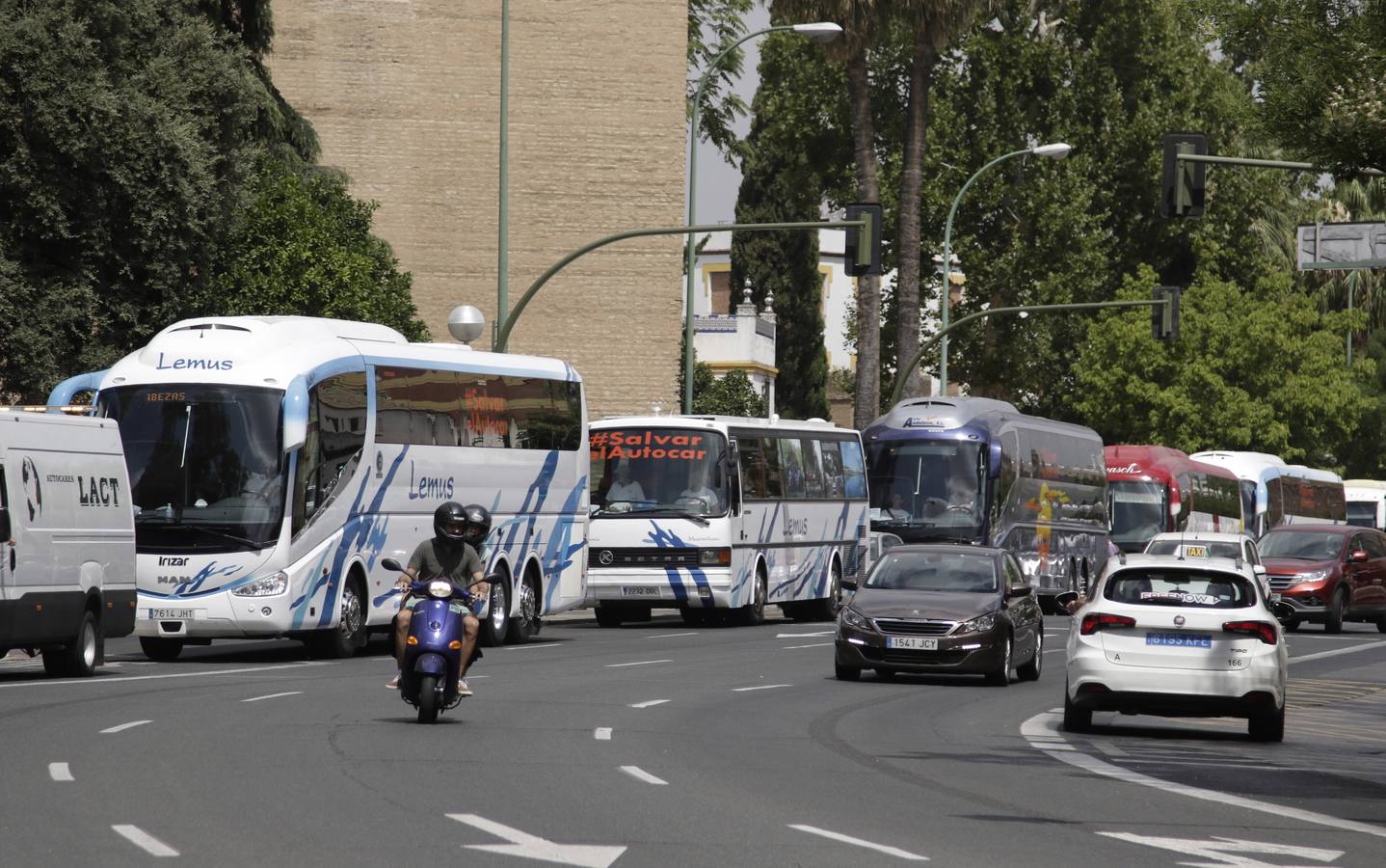 Nueva protesta del sector del autocar en Sevilla