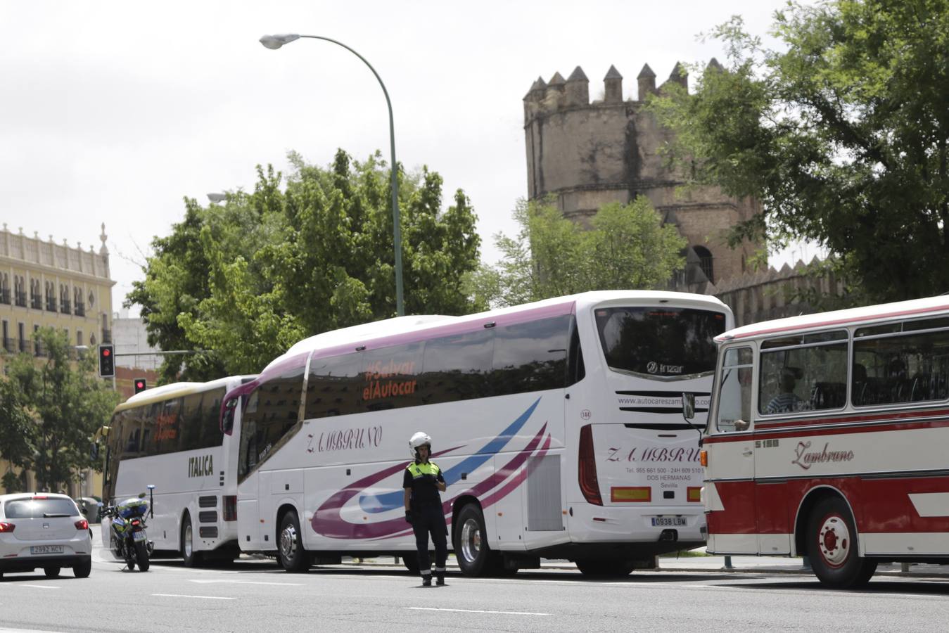 Nueva protesta del sector del autocar en Sevilla