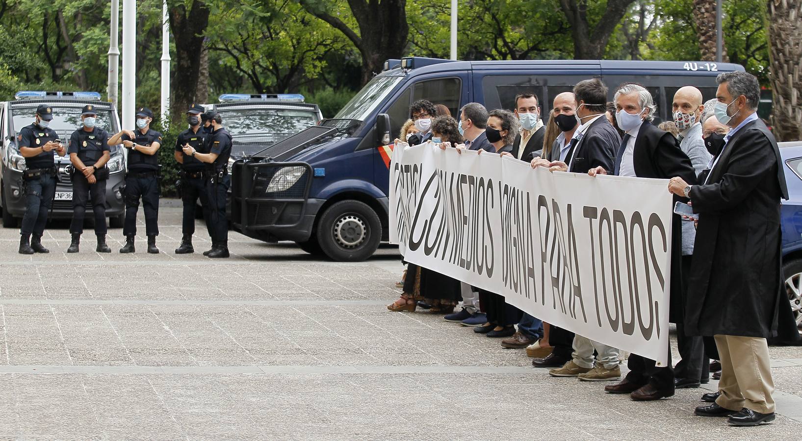 Nueva concentración de protesta de los abogados sevillanos