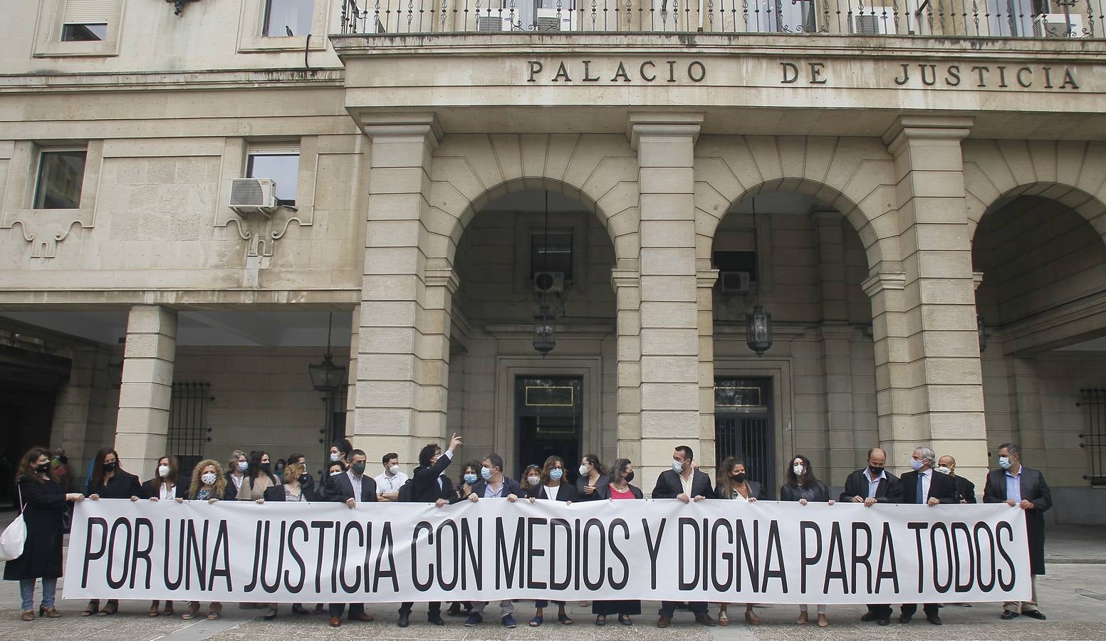 Nueva concentración de protesta de los abogados sevillanos