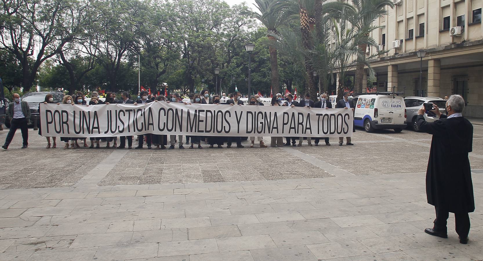 Nueva concentración de protesta de los abogados sevillanos