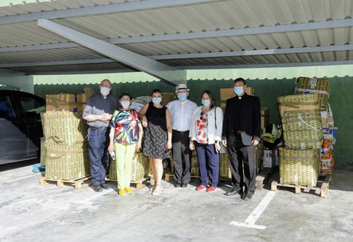 Entrega de parte de los alimentos recogidos a Cáritas