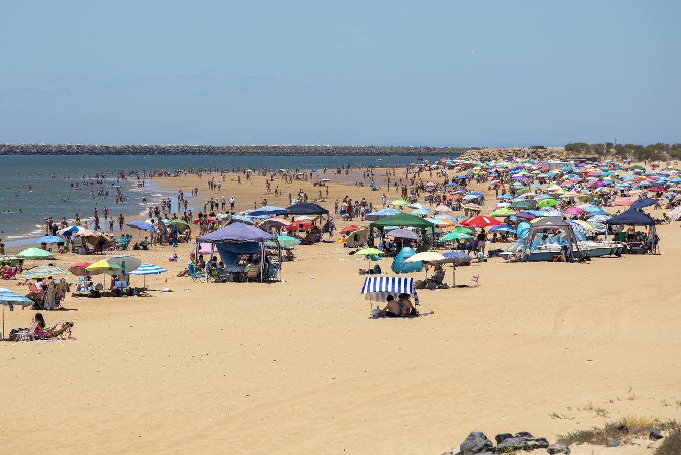 Estampas veraniegas en la playa de Mazagón