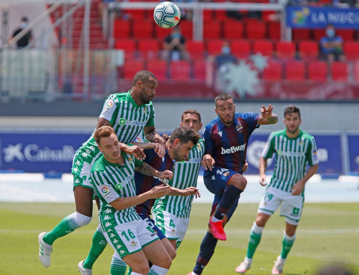 La derrota del Betis contra el Levante, en imágenes