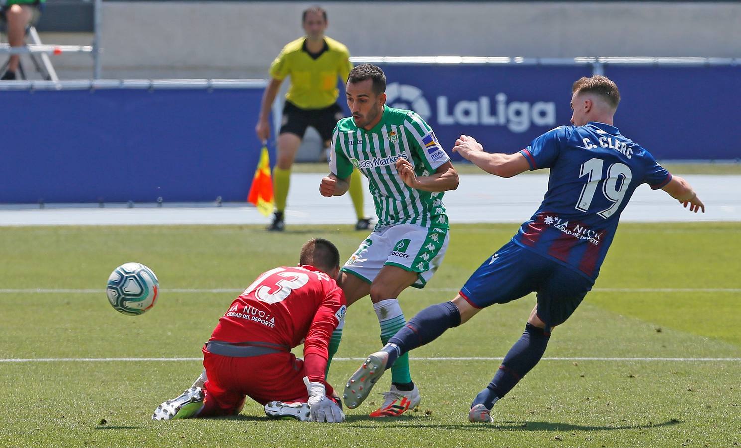 La derrota del Betis contra el Levante, en imágenes